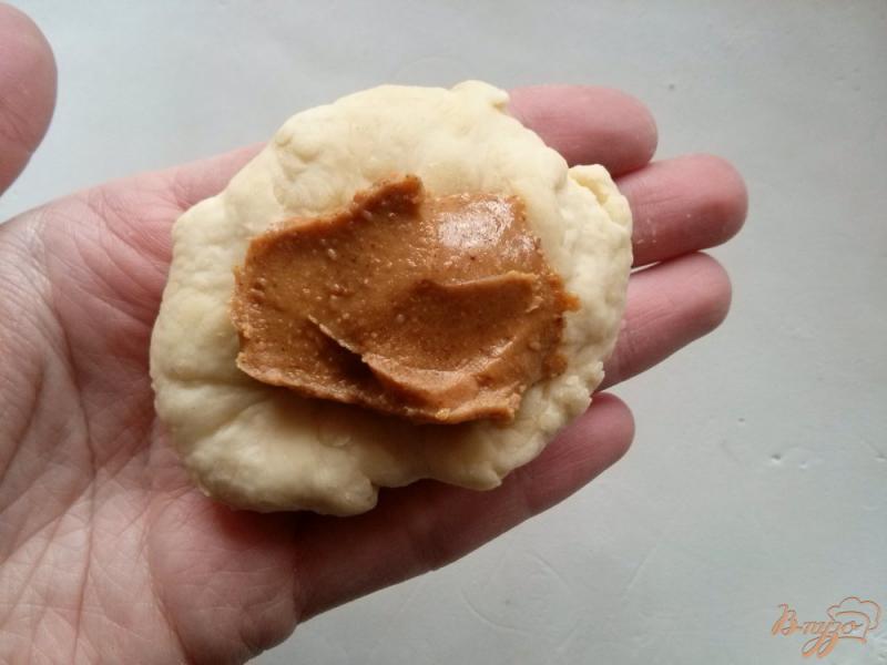 Фото приготовление рецепта: Пирожки на кефире с арахисовой пастой шаг №2