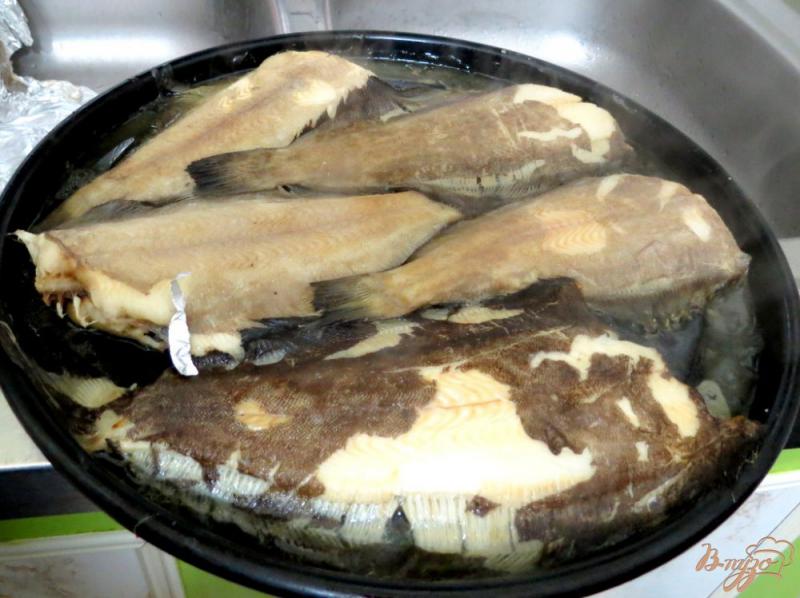 Фото приготовление рецепта: Камбала под сметанно - грибным соусом шаг №9