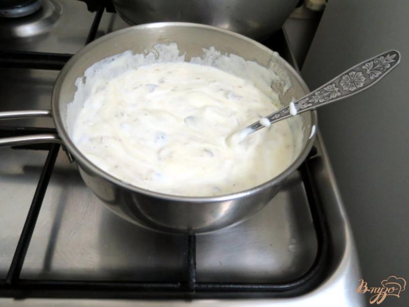 Фото приготовление рецепта: Камбала под сметанно - грибным соусом шаг №8