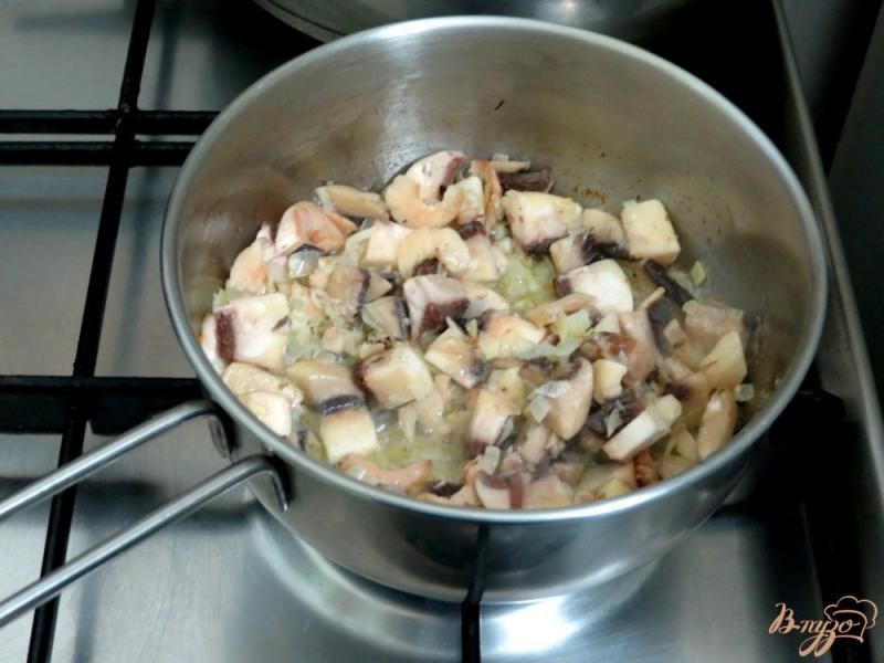 Фото приготовление рецепта: Камбала под сметанно - грибным соусом шаг №5