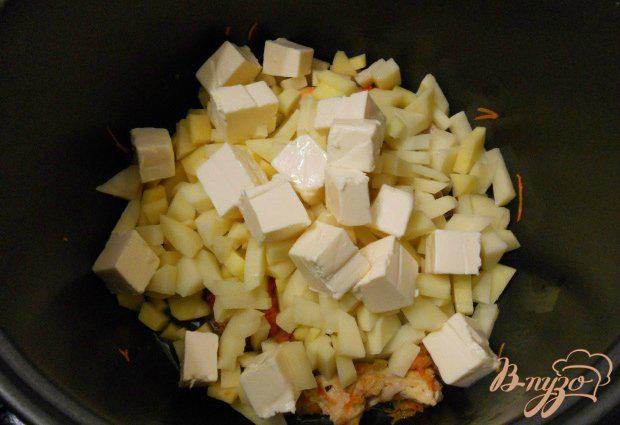 Фото приготовление рецепта: Суп с плавленным сыром и курицей в мультиварке шаг №4