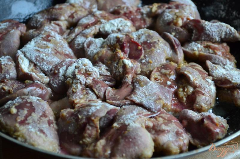 Фото приготовление рецепта: Куриная печень с луком и грибами шаг №3