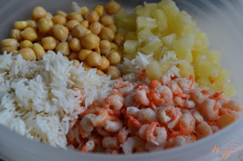 Фото приготовление рецепта: Рисовый салат с креветками шаг №4