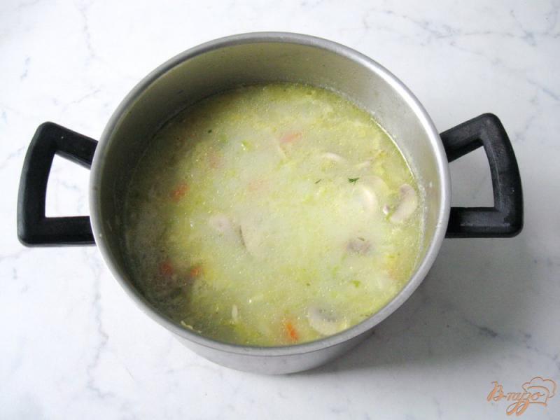 Фото приготовление рецепта: Суп из савойской капусты с грибами. шаг №7
