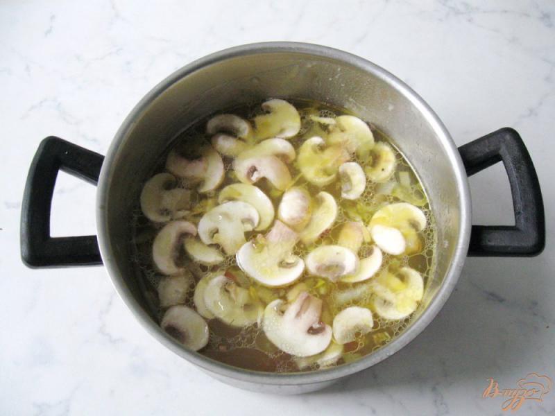 Фото приготовление рецепта: Суп из савойской капусты с грибами. шаг №5
