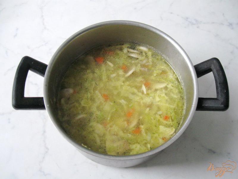 Фото приготовление рецепта: Суп из савойской капусты с грибами. шаг №6