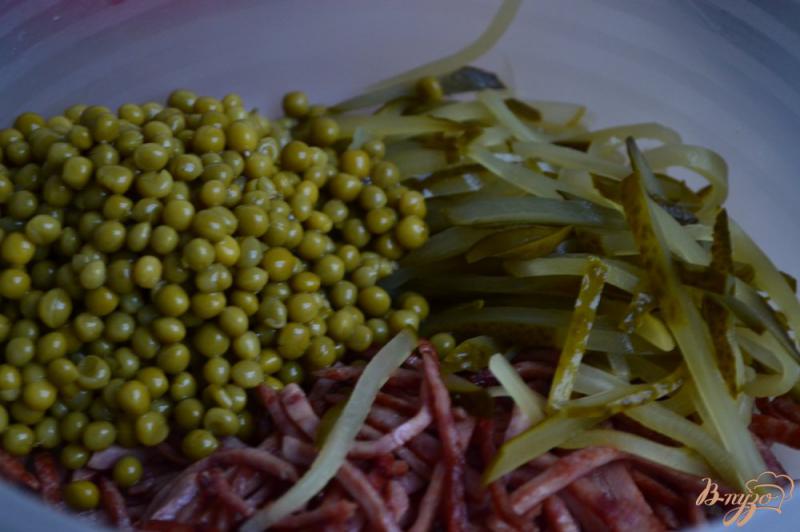 Фото приготовление рецепта: Салат с жареной ветчинной колбасой шаг №4