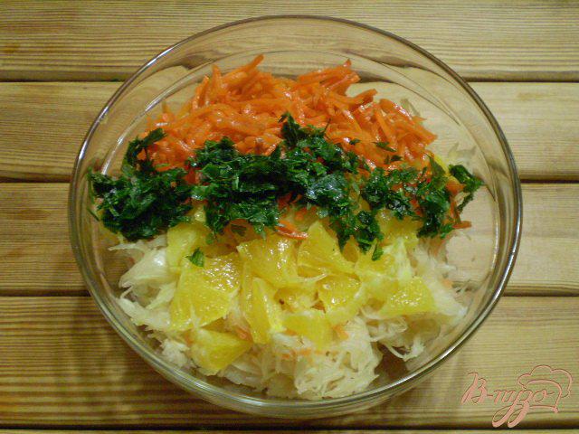 Фото приготовление рецепта: Салат из капусты, моркови и апельсина шаг №4