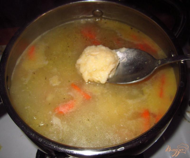 Фото приготовление рецепта: Суп с манно-сырными клецками шаг №6