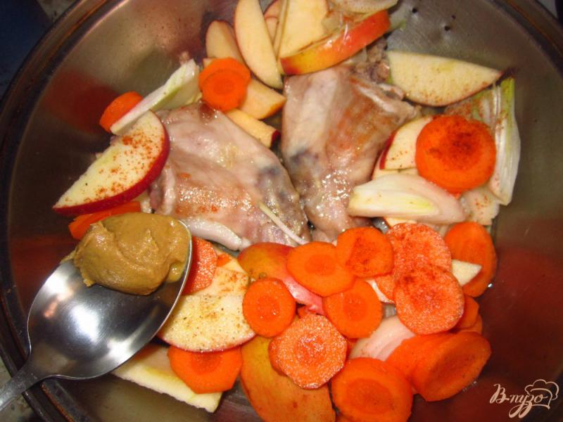 Фото приготовление рецепта: Кролик тушенный с яблоками и имбирем шаг №3