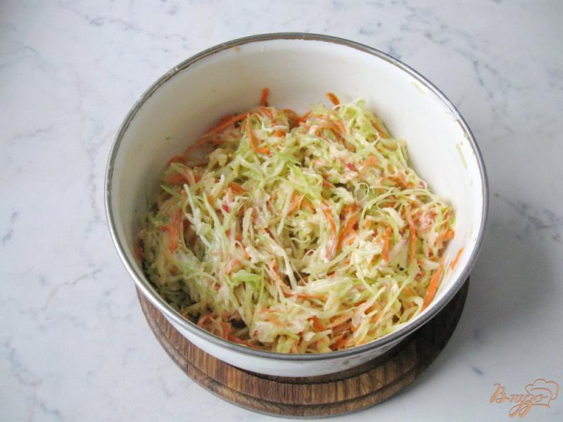 Фото приготовление рецепта: Салат из капусты с яблоком шаг №7