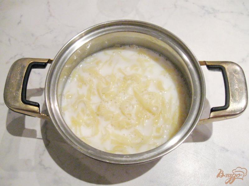 Фото приготовление рецепта: Молочный суп с лапшой шаг №4