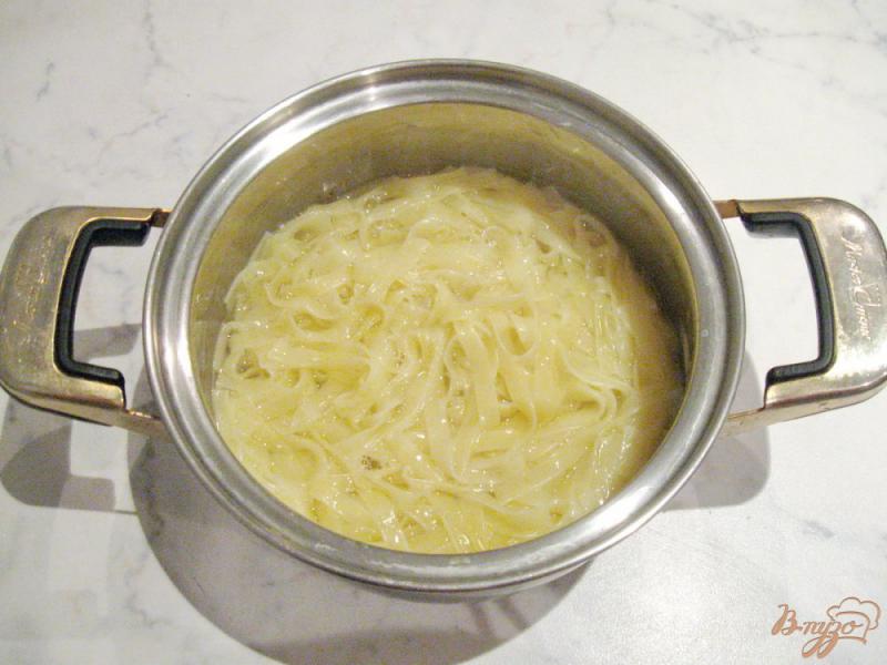 Фото приготовление рецепта: Молочный суп с лапшой шаг №3