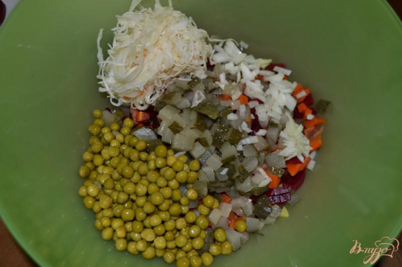 Фото приготовление рецепта: Салат Винегрет с зеленым горошком и кислой капустой шаг №7