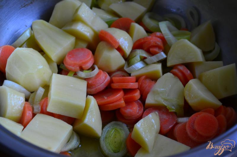 Фото приготовление рецепта: Легкий овощной суп со свежим шпинатом шаг №1