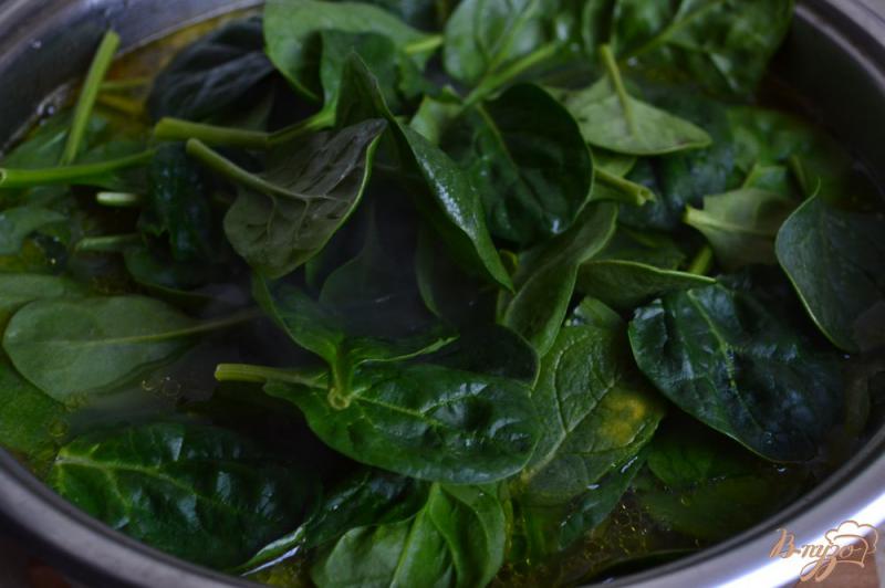 Фото приготовление рецепта: Легкий овощной суп со свежим шпинатом шаг №3