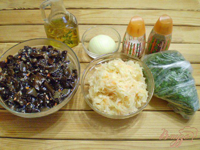 Фото приготовление рецепта: Салат с китайскими грибами и квашенной капустой. шаг №1