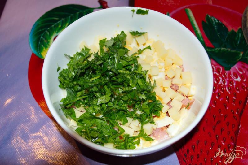Фото приготовление рецепта: Салат сырный с сухариками шаг №3