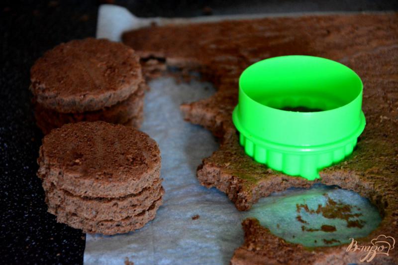 Фото приготовление рецепта: Шоколадные пирожные с кумкватами шаг №6