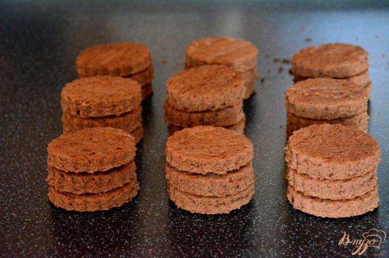 Фото приготовление рецепта: Шоколадные пирожные с кумкватами шаг №7