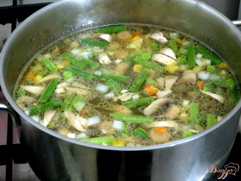Фото приготовление рецепта: Суп со спаржевой фасолью и грибами шаг №6