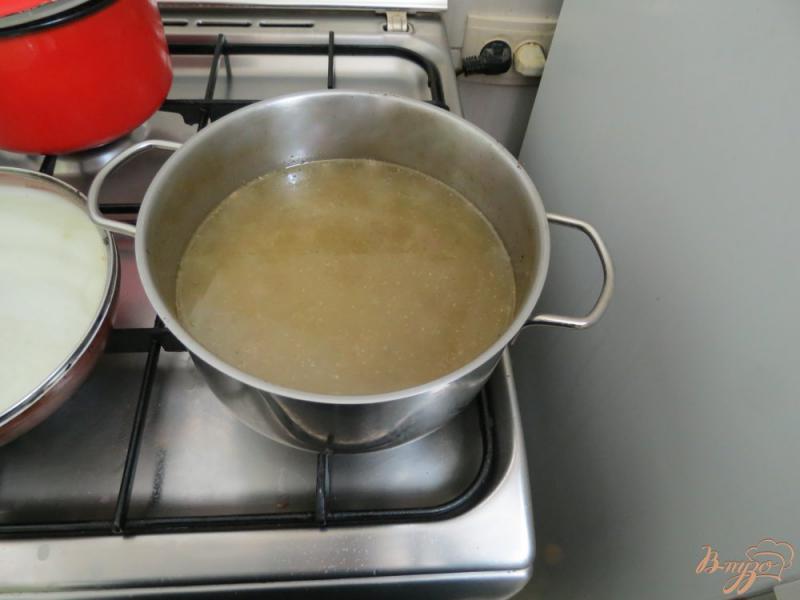 Фото приготовление рецепта: Суп со спаржевой фасолью и грибами шаг №2