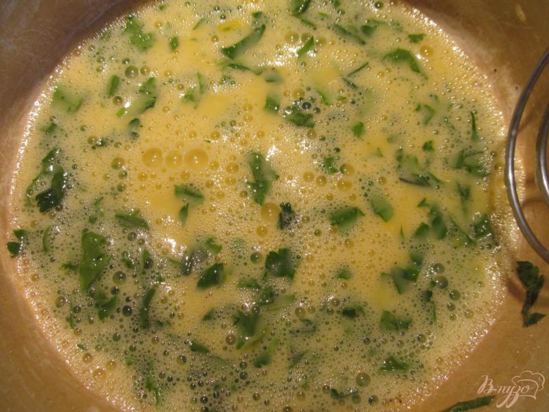 Фото приготовление рецепта: Пирог «Галета с омлетом, колбасой и сыром» шаг №4