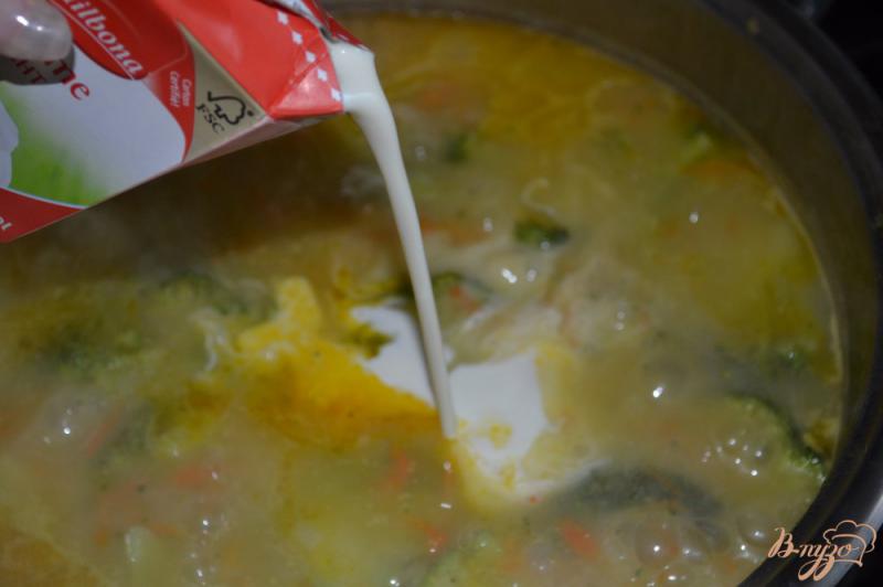 Фото приготовление рецепта: Сливочный суп с капустой брокколи шаг №4