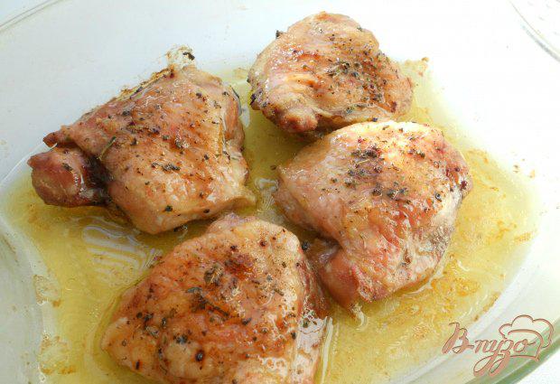 Фото приготовление рецепта: Куриные бедрышки под вишневым соусом шаг №2