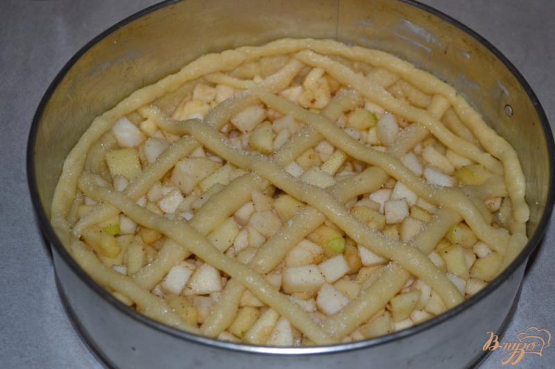 Фото приготовление рецепта: Песочный пирог с яблоками и корицей шаг №9