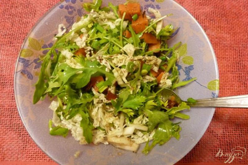 Фото приготовление рецепта: Салат из тыквы и вяленых томатов с зеленью шаг №4