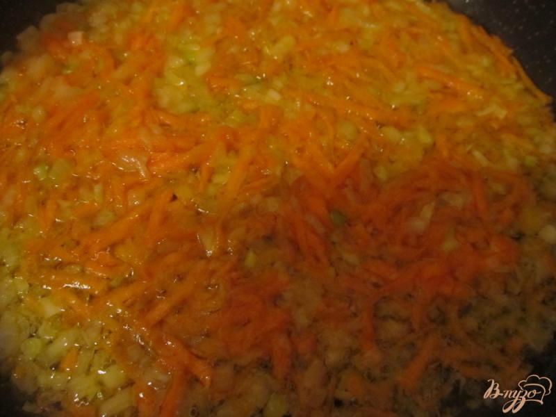Фото приготовление рецепта: Сырный суп с грибочками шаг №3