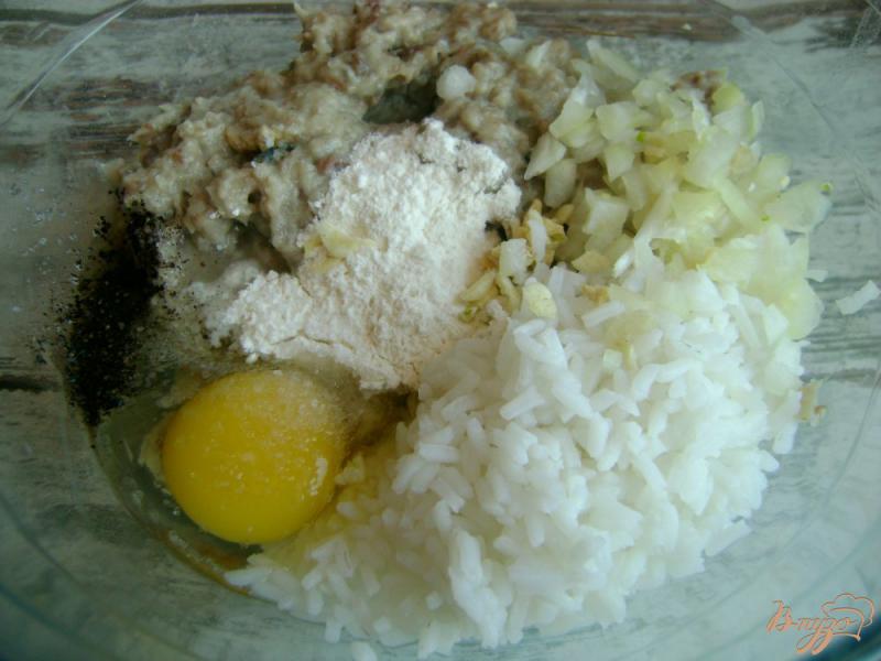 Фото приготовление рецепта: Тефтели из скумбрии с рисом шаг №3