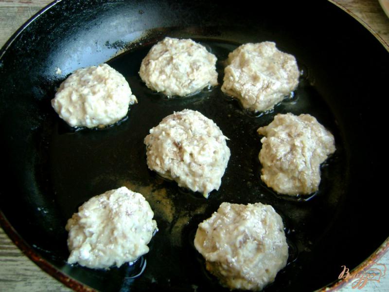 Фото приготовление рецепта: Тефтели из скумбрии с рисом шаг №5