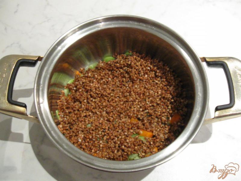 Фото приготовление рецепта: Гречневая каша с луком-пореем и морковью шаг №4
