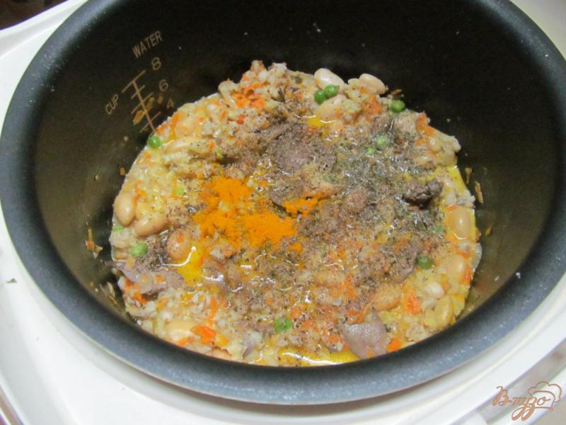 Фото приготовление рецепта: Куриная печень с фасолью и перловой кашей в сметане шаг №7