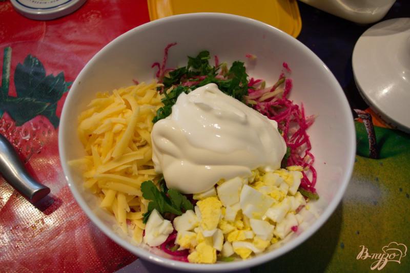 Фото приготовление рецепта: Сырный салат с овощами шаг №3
