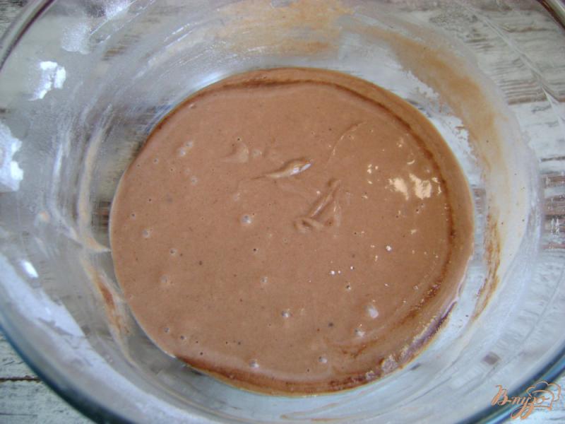 Фото приготовление рецепта: Шоколадно-творожный пирог с хурмой шаг №4