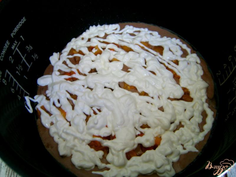 Фото приготовление рецепта: Шоколадно-творожный пирог с хурмой шаг №9