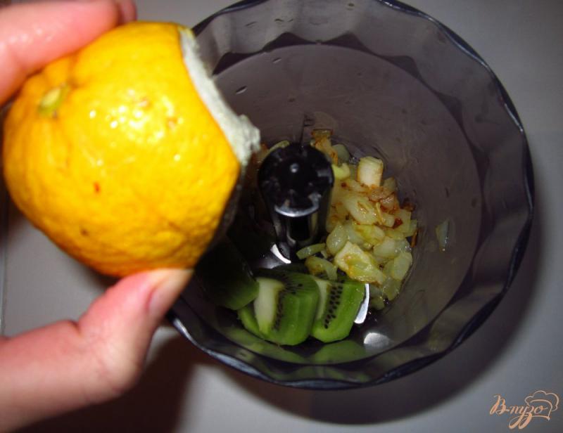 Фото приготовление рецепта: Куриное филе с соусом из киви шаг №4