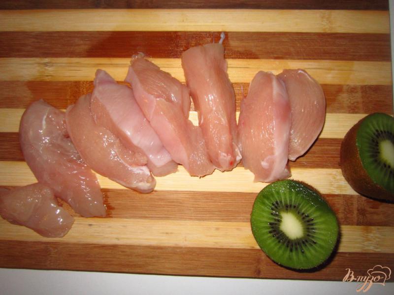 Фото приготовление рецепта: Куриное филе с соусом из киви шаг №1