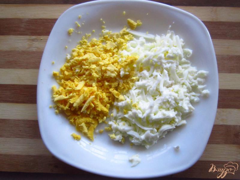 Фото приготовление рецепта: Салат с кальмарами и яйцом шаг №4