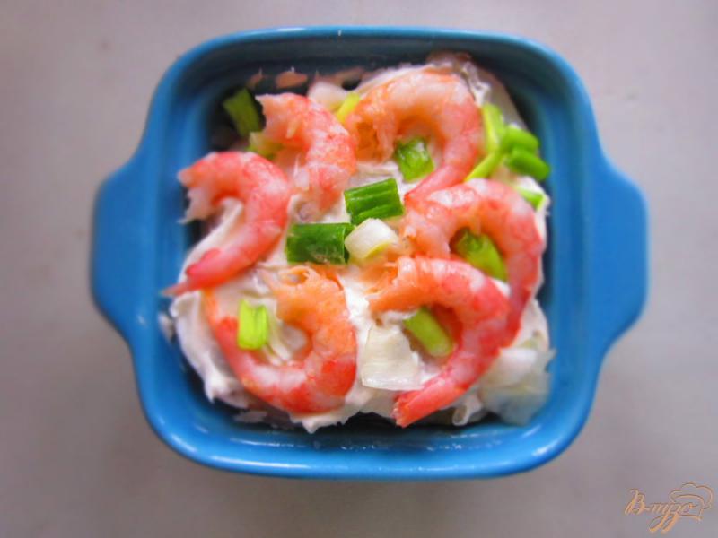 Фото приготовление рецепта: Порционная запеканка с кальмарами и креветками шаг №5