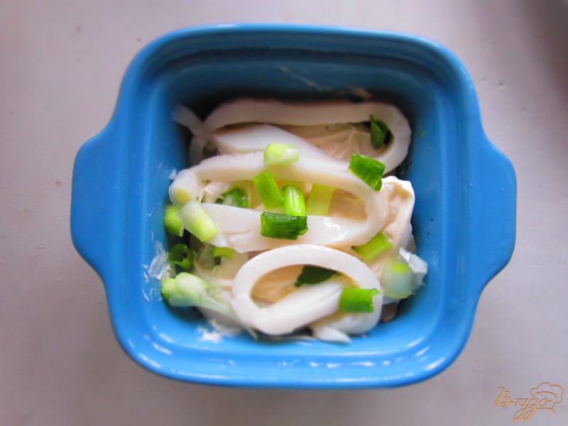 Фото приготовление рецепта: Порционная запеканка с кальмарами и креветками шаг №4