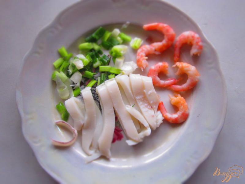 Фото приготовление рецепта: Порционная запеканка с кальмарами и креветками шаг №1