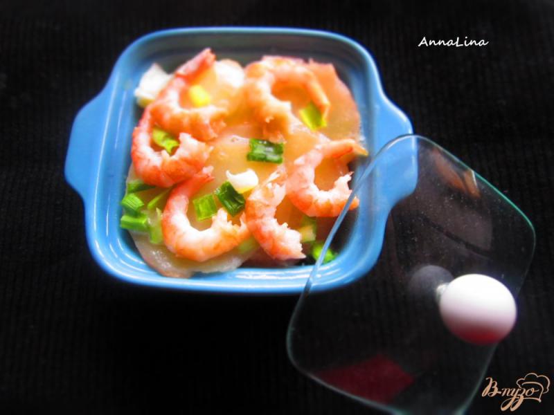 Фото приготовление рецепта: Порционная запеканка с кальмарами и креветками шаг №7