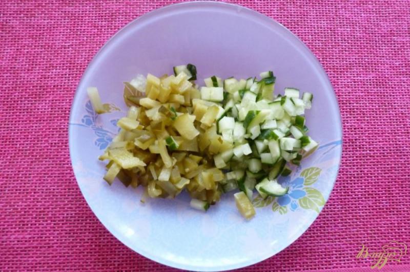 Фото приготовление рецепта: Салат с перловкой и огурцами шаг №2
