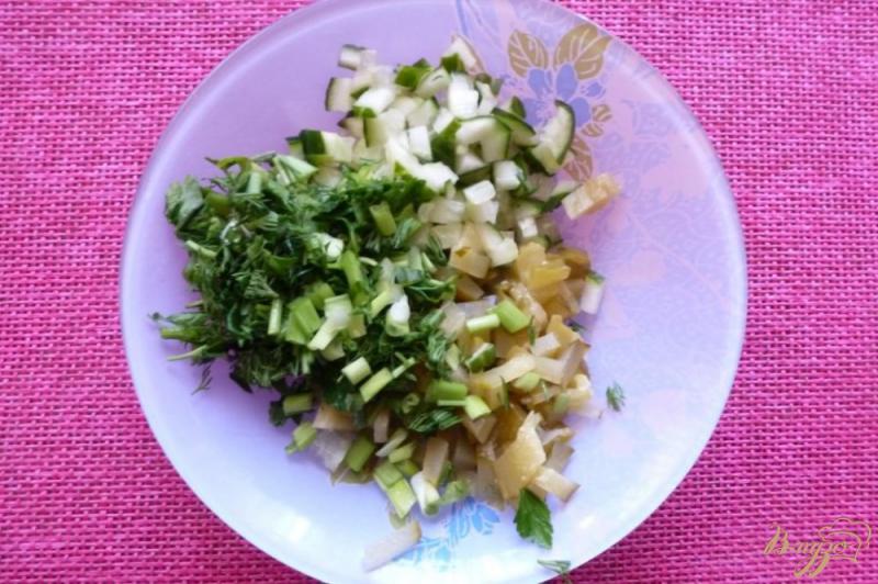 Фото приготовление рецепта: Салат с перловкой и огурцами шаг №3
