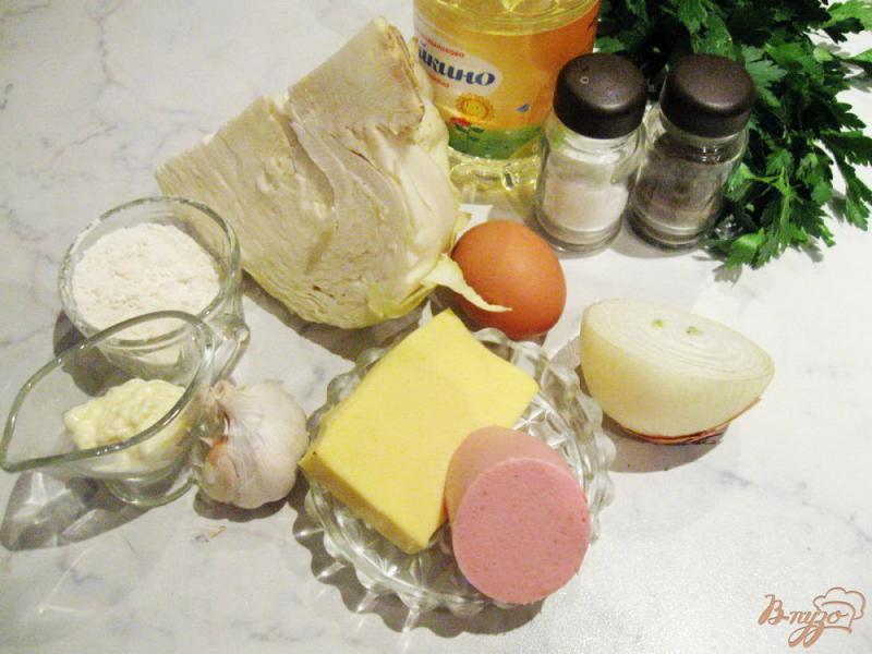Фото приготовление рецепта: Оладьи из капусты с колбасой и сыром шаг №1