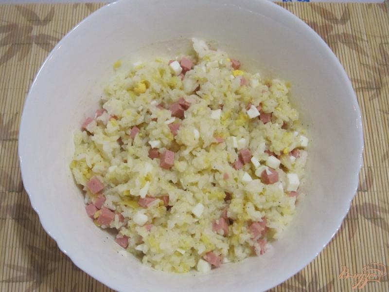 Фото приготовление рецепта: Рисовая запеканка с колбасой и сыром шаг №8